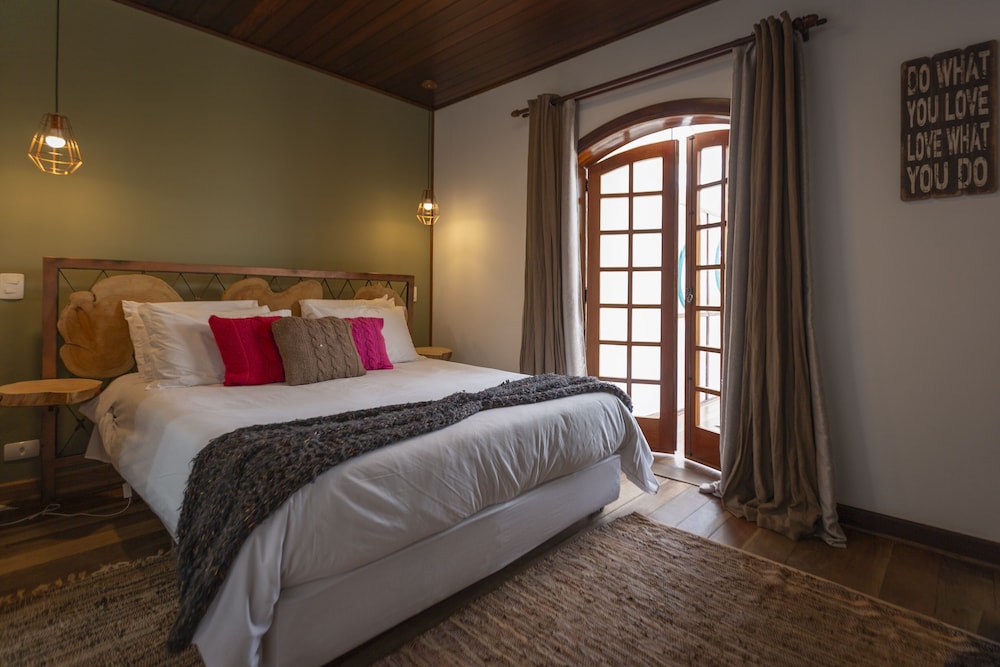 Deluxe Room, 1 Queen Bed, Lanai, Mountain View