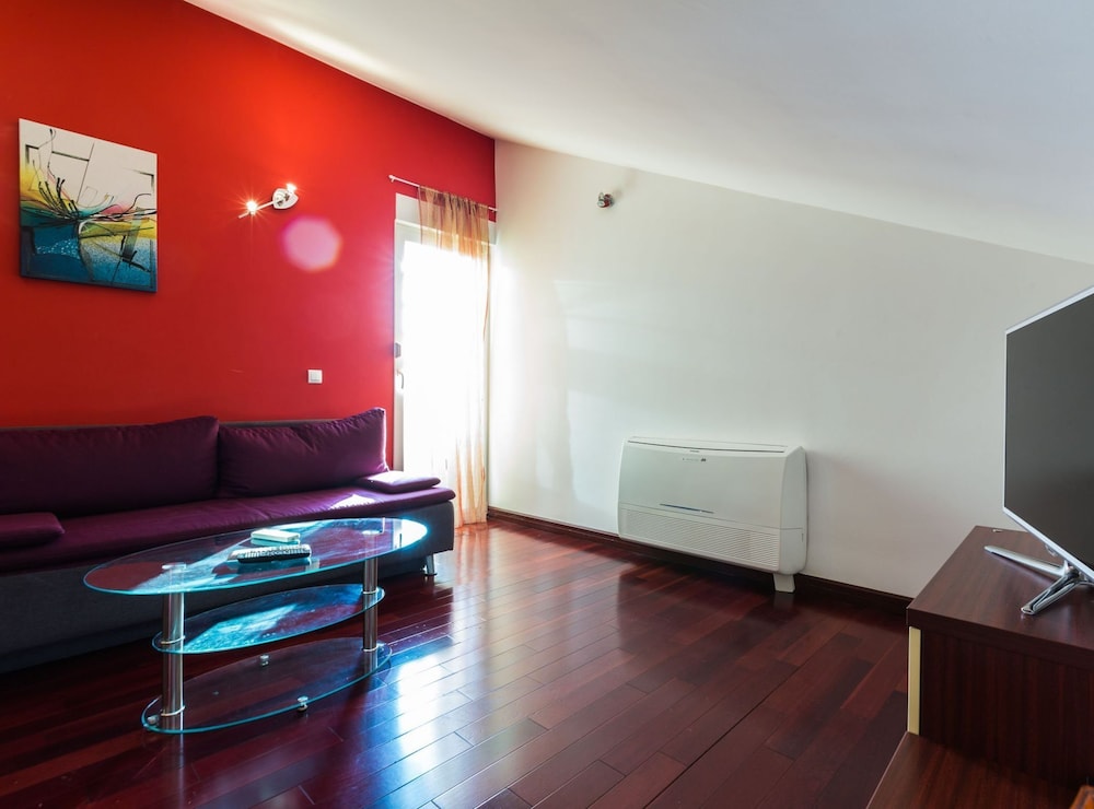 Apartment (One Bedroom Apartment (owner Marasca))