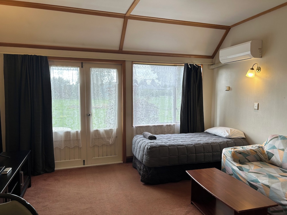 Suite, 1 Bedroom - Photo 2