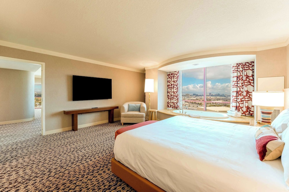 Premier Suite, 1 Bedroom (High Floor) - Photo 4