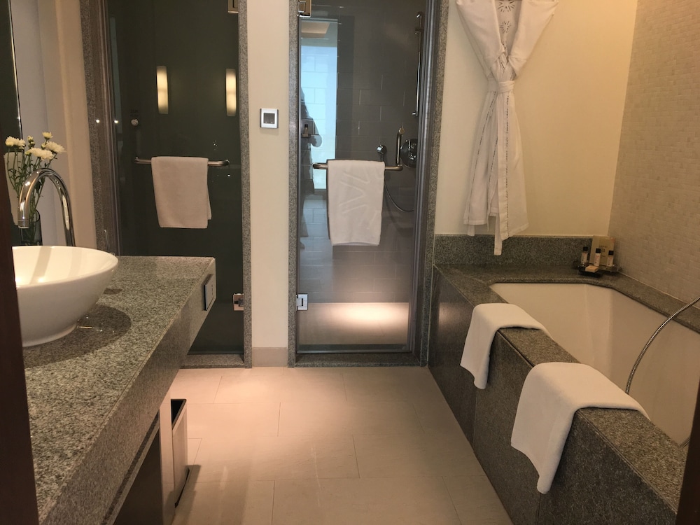 Luxury Suite, 1 King Bed, Pool View - Photo 6