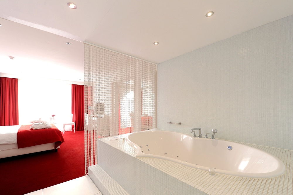 Honeymoon Suite - Photo 5