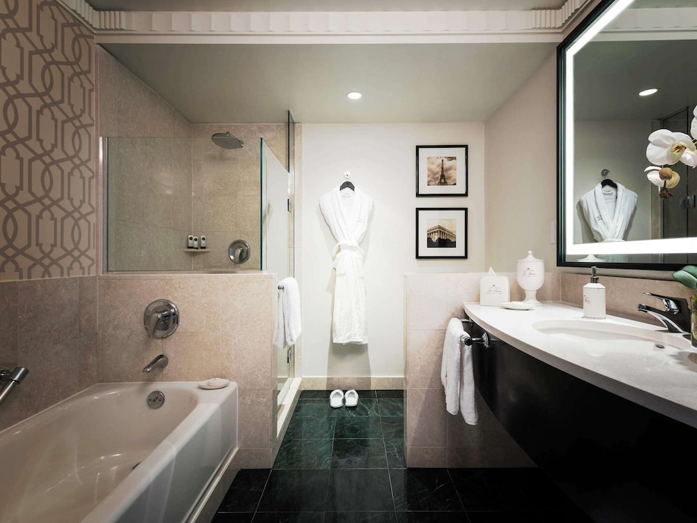 Luxury Room, 1 King Bed, Corner - Photo 6