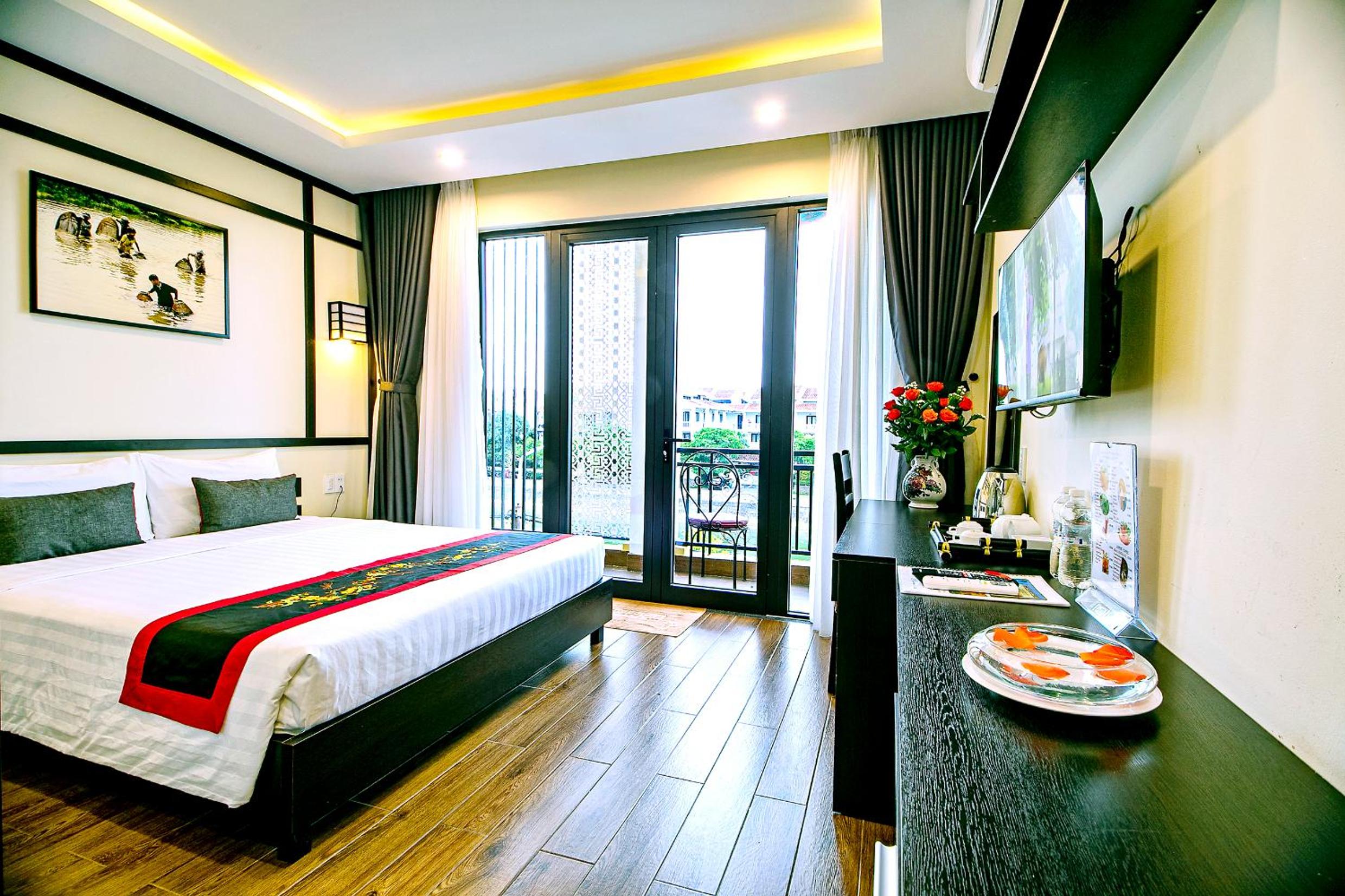 Connecting Door Balcony with River View photo 3
