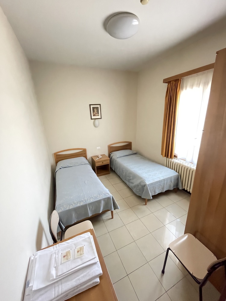 Basic Double Room, Ensuite photo 2