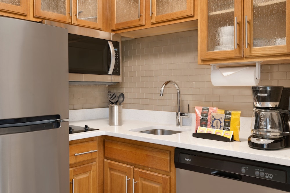 Studio Suite, Multiple Beds, Kitchen