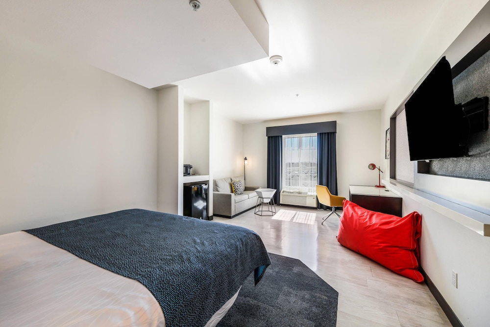 Standard Room, 1 King Bed, Non Smoking photo 3