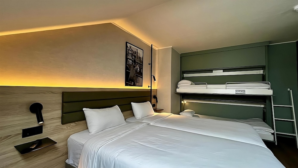 Standard Room, Multiple Beds - Photo 12