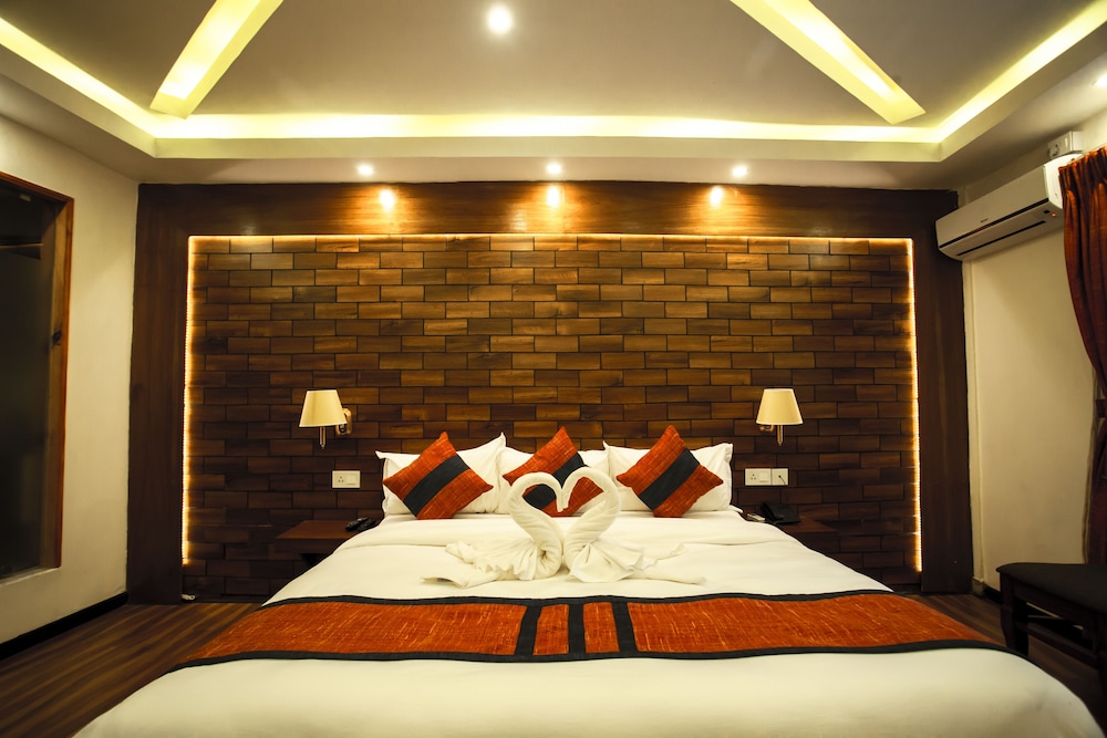 Executive Suite, 1 King Bed, Balcony (Complimentary Airport Pick-up) photo 2