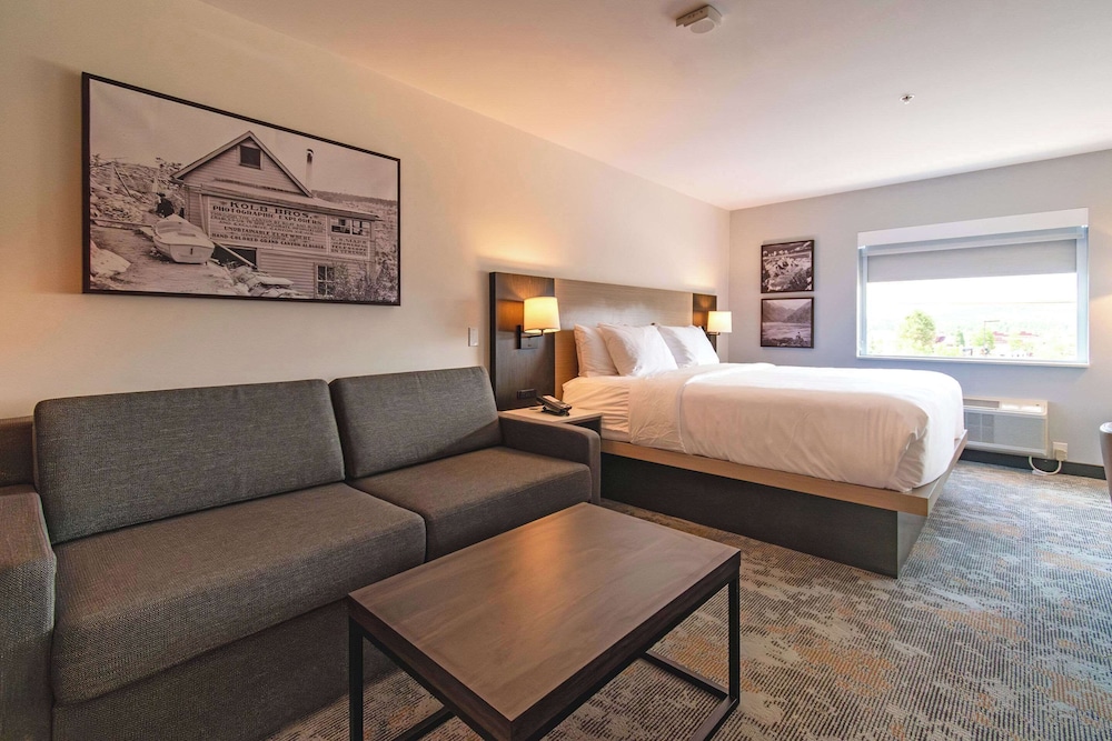 Suite, 1 King Bed with Sofa bed, Non Smoking photo 1