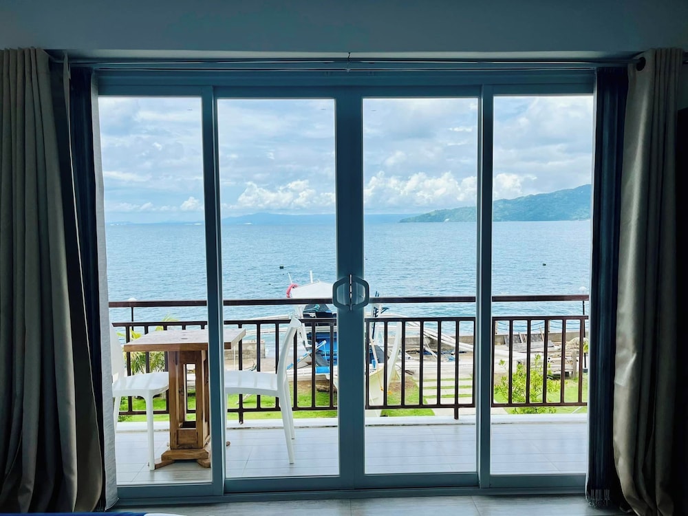 Deluxe Room, Balcony, Beach View - Photo 2