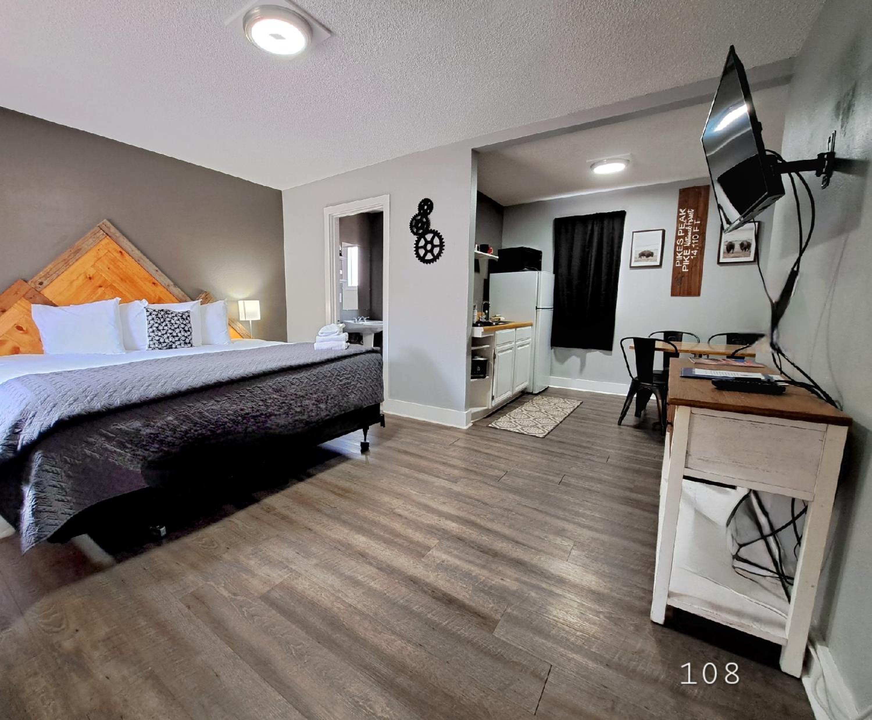Two-Room Suite with Kitchen