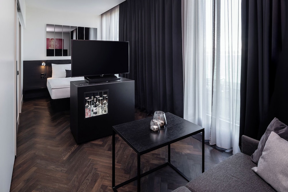 Suite, 1 Bedroom photo 2