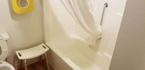Queen Room - Disability Access - Non-Smoking photo 3