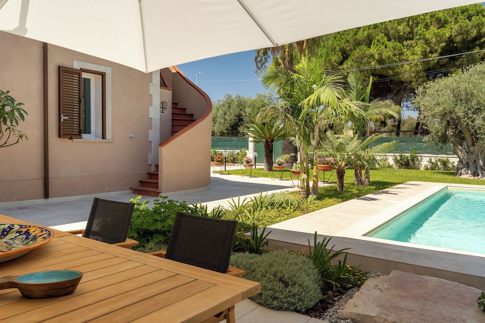 Deluxe Villa, Pool View photo 2