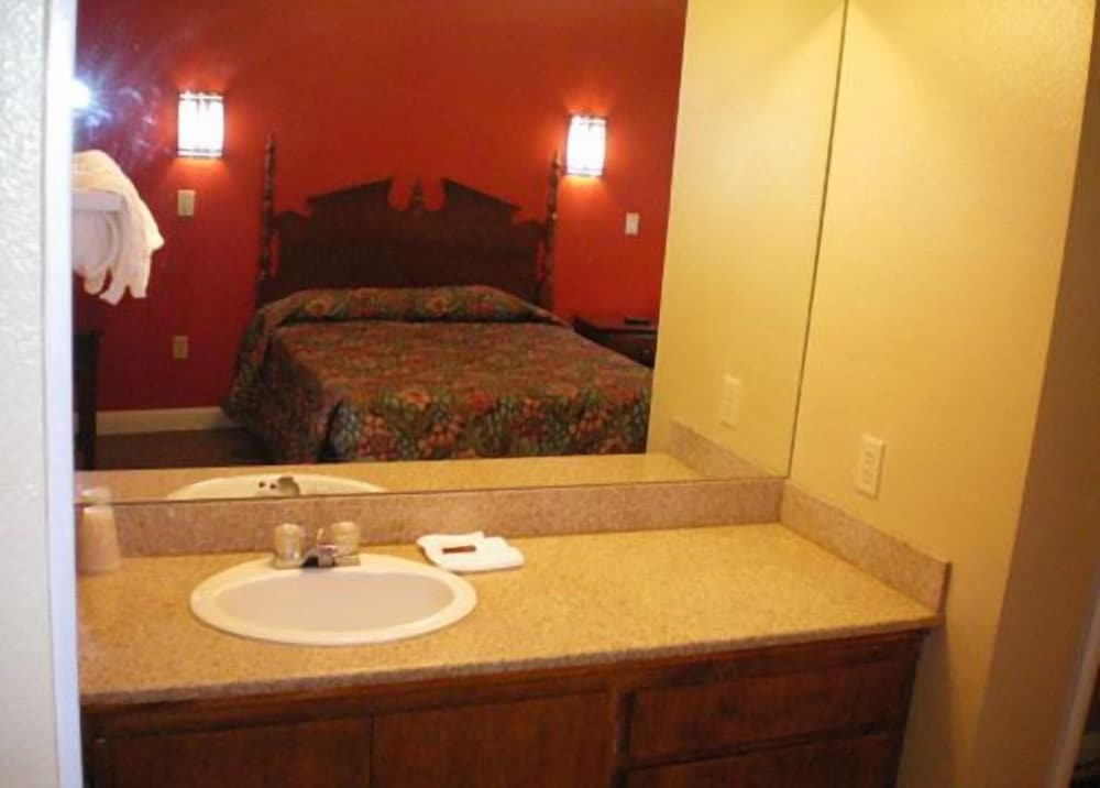Standard Room, 1 Queen Bed - Photo 2