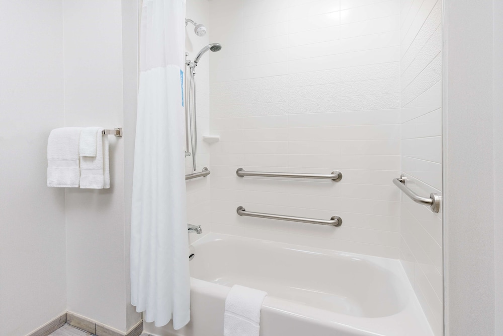 Room, 1 King Bed, Accessible, Bathtub (Hearing & Mobility) thumbnail 5