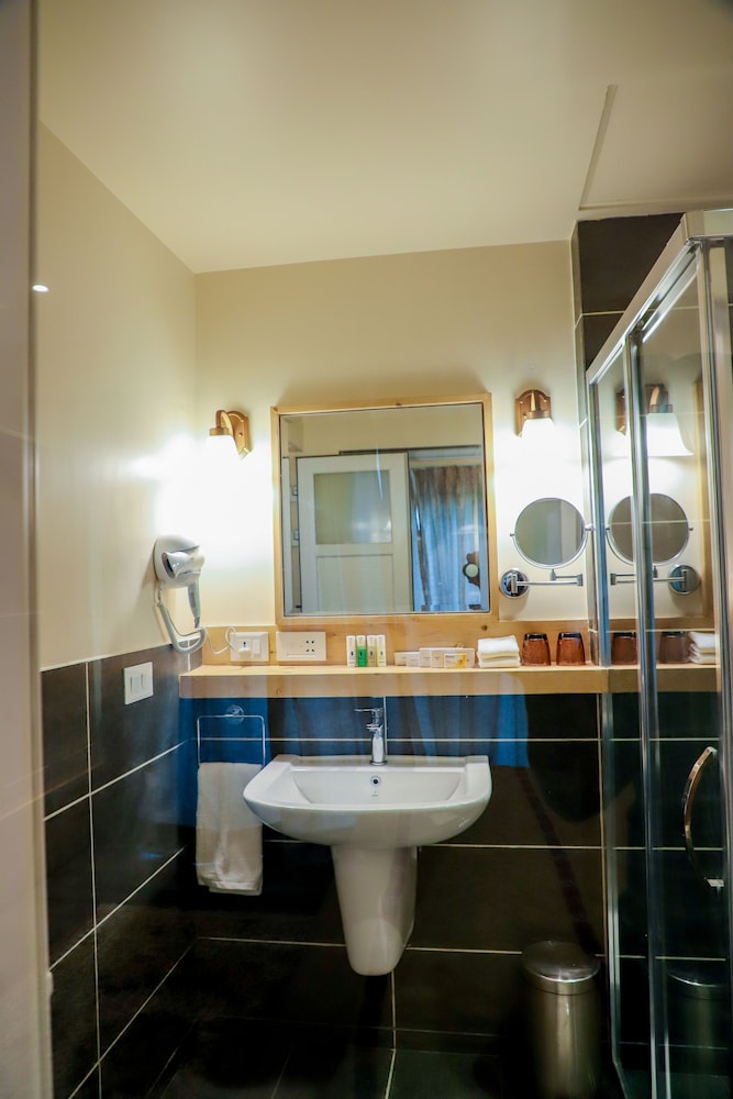 Superior Room with Private Balcony - Photo 7