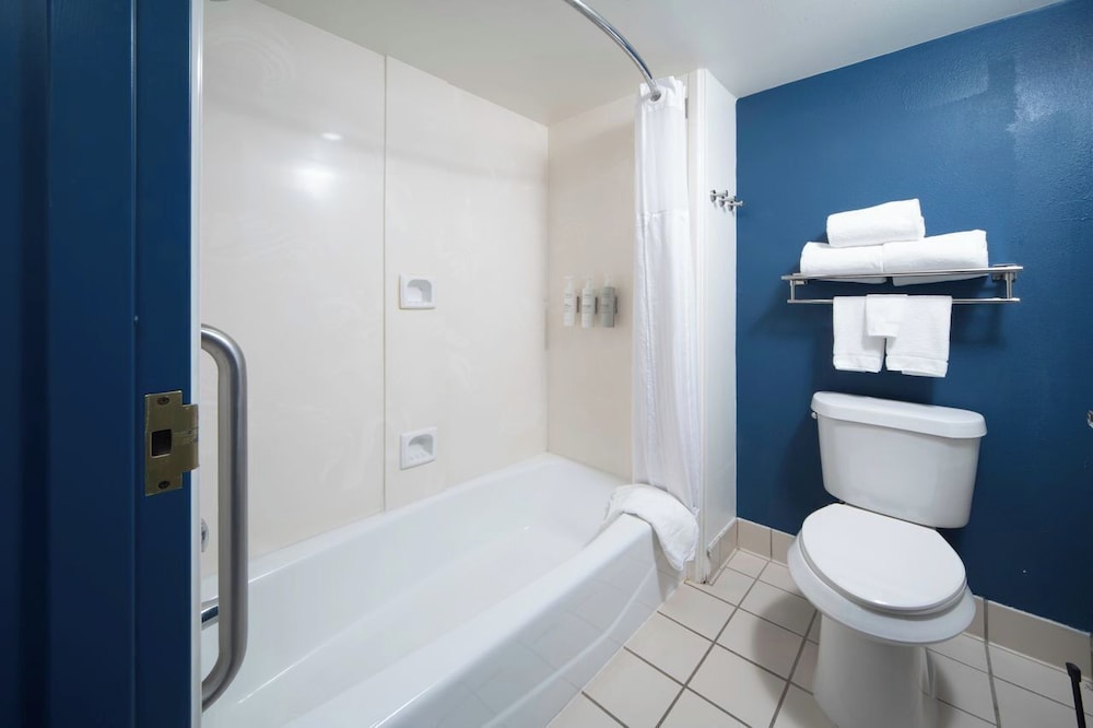 Suite, 2 Bedrooms, Non Smoking - Photo 3