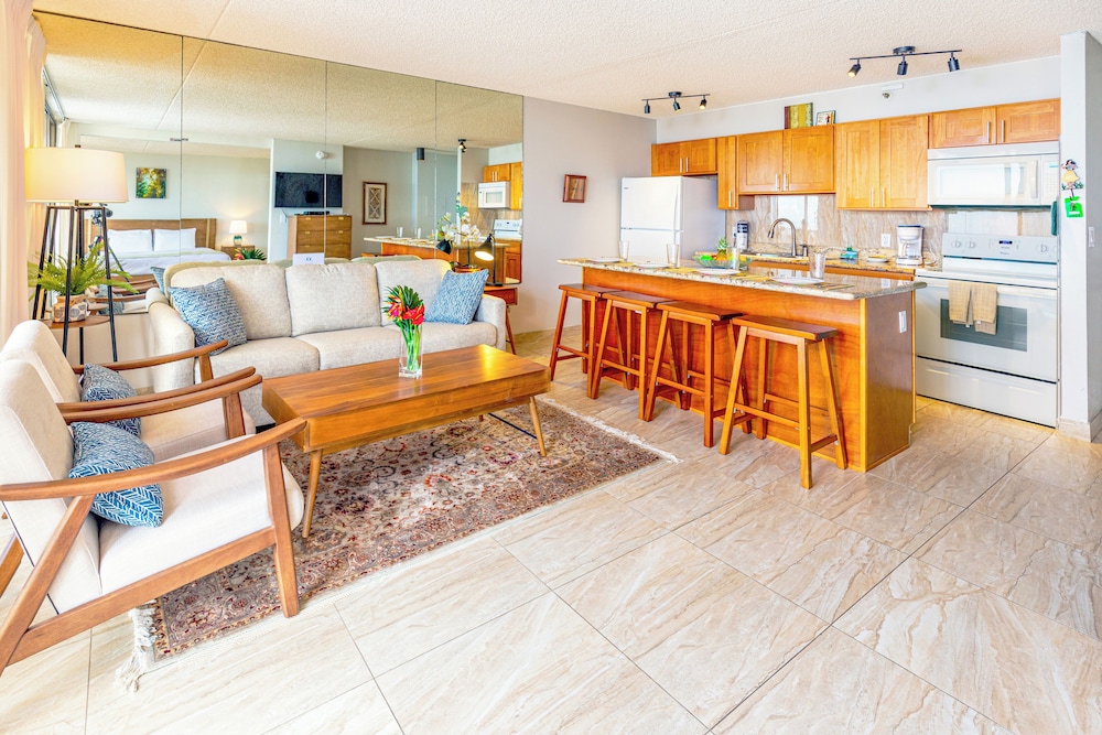 High Floor Ocean View Condo (King Bed and Parking): Condo, 1 Bedroom, Balcony, Ocean View (0063) photo