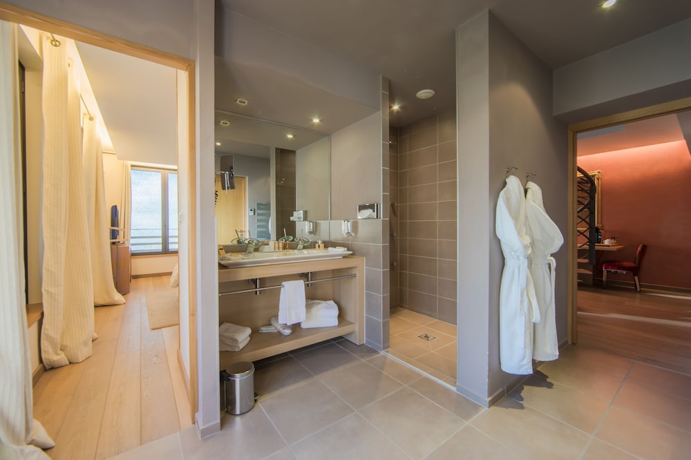 Suite SPA Vue Montagnes à la Maison des Ecureuils (annexe a 300 m du Chateau) photo 2