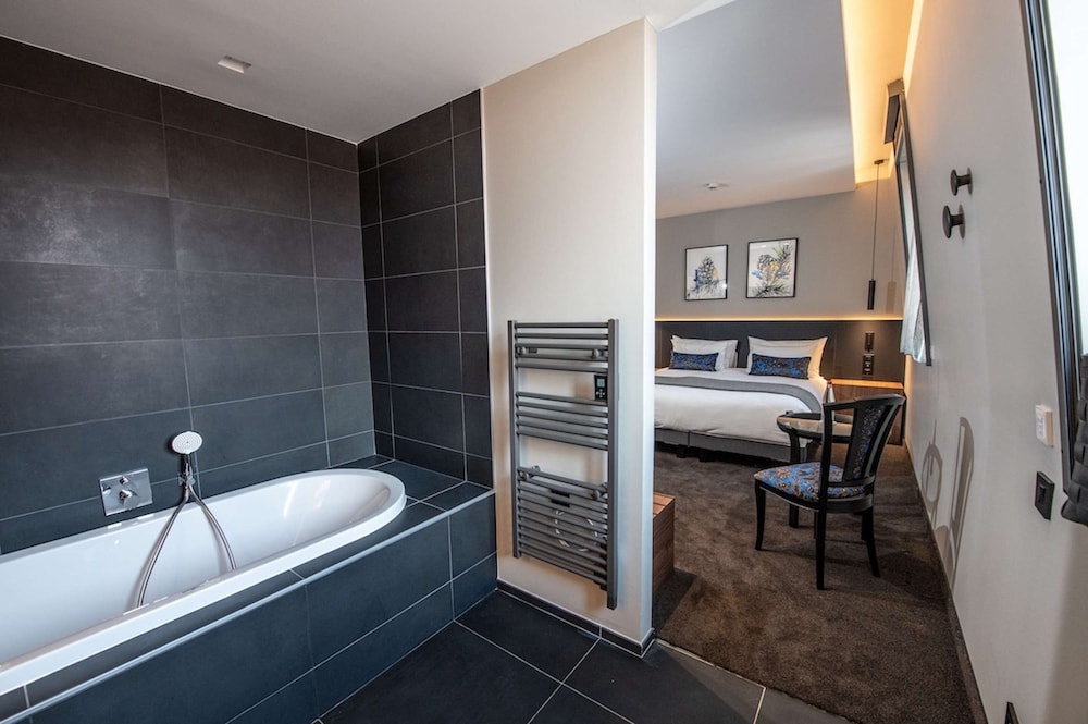 Deluxe Room, 1 Queen Bed, Non Smoking (Larger Room;Twin bed on request) - Photo 5