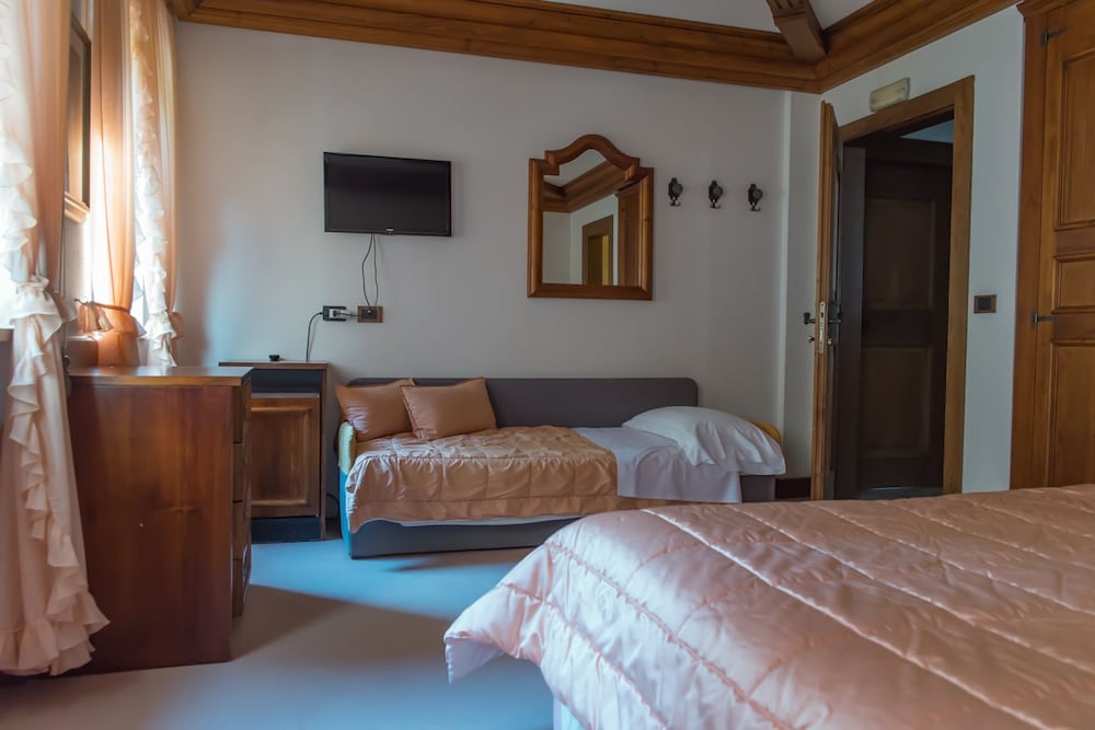 Standard Triple Room photo 2