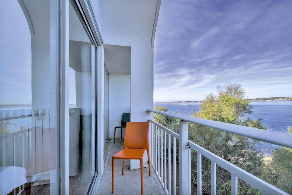 Classic Room, 2 Bedrooms, Balcony, Lake View photo 2