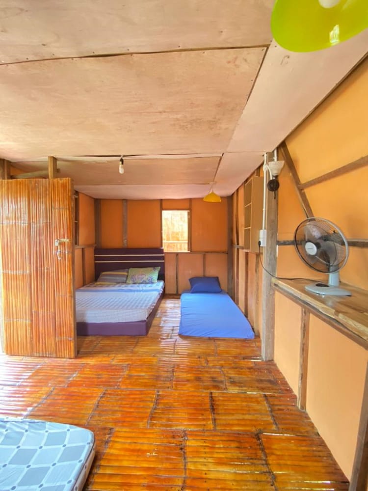 Family Room, Shared Bathroom - Photo 2