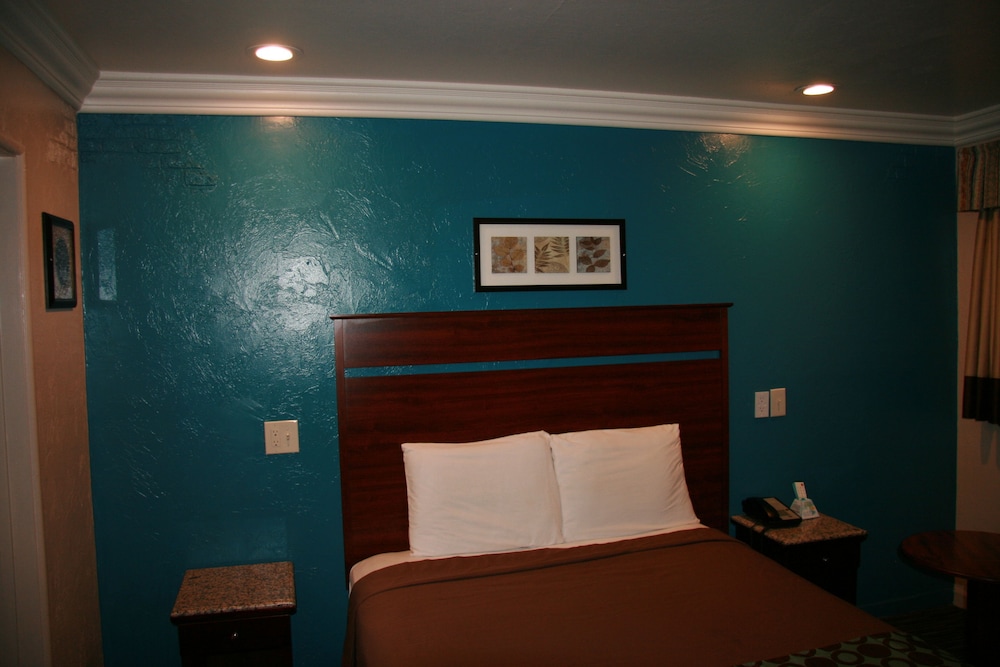 Deluxe Room, 1 Queen Bed photo 1