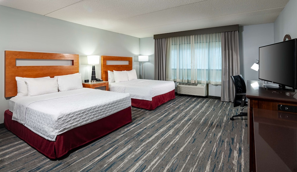 Standard Room Handicap Accessible Bathtub, 2 Queen Beds, Non Smoking at Hampton Inn & Suites St. Louis at Forest Park in Saint Louis