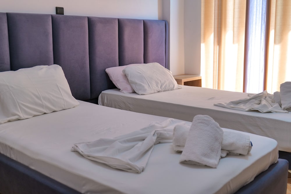 Double Room, 1 Double or 2 Twin Beds