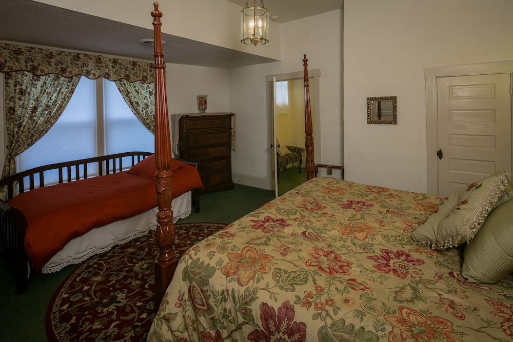 Squire Taylor Suite photo 3