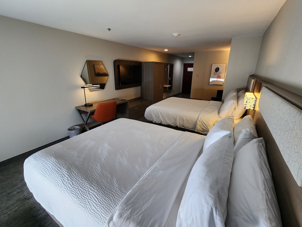 Suite, 2 Queen Beds - Photo 2