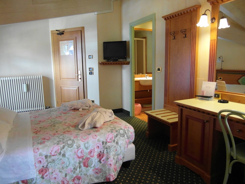 Superior Double or Twin Room photo 3