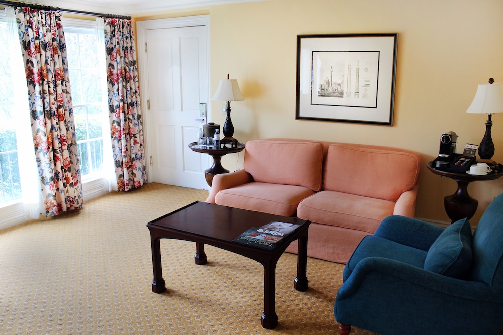Suite (Oakcrest Cottage)