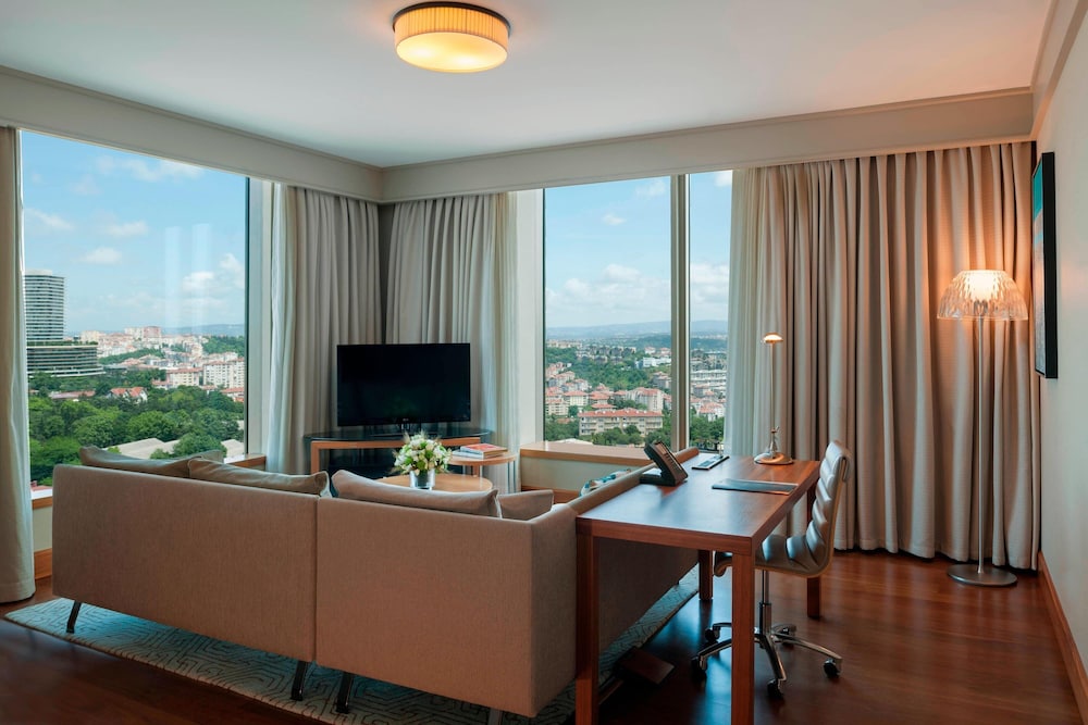 Club Suite, 1 King Bed, City View (Corner)