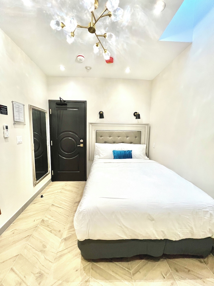 Luxury Room, 1 Queen Bed, Non Smoking (Newly Renovated)