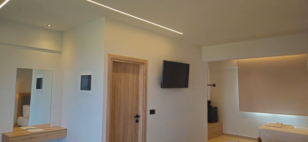 Junior Suite with Outdoor Jetted Tub & Sea View photo 3