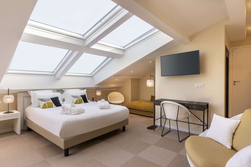 Suite, Multiple Beds, Bathtub, Sea View - Photo 4