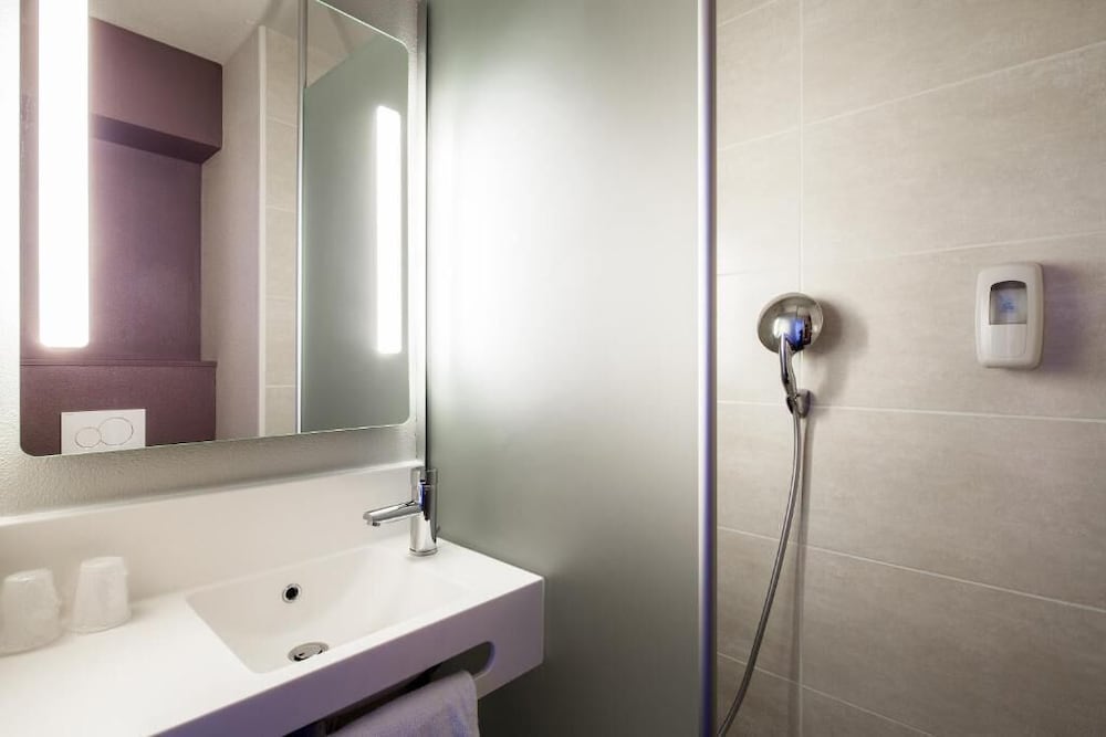 Twin Room, Non Smoking - Photo 2