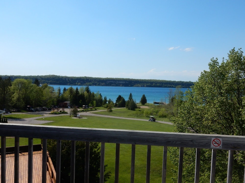 Deluxe Room, 1 King Bed, Jetted Tub, Lake View photo 3