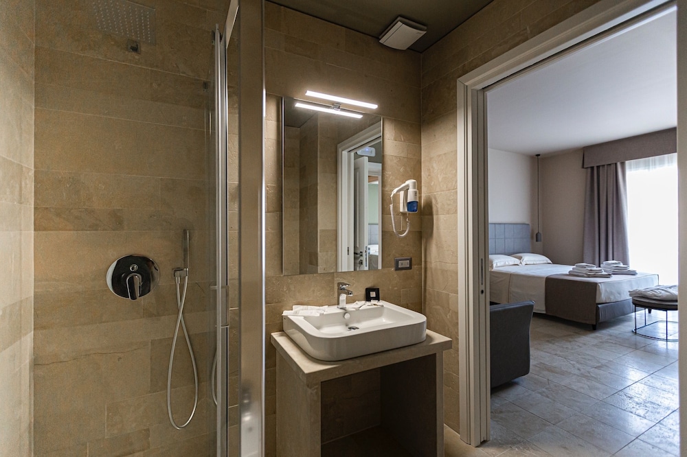 Classic Triple Room - Photo 5
