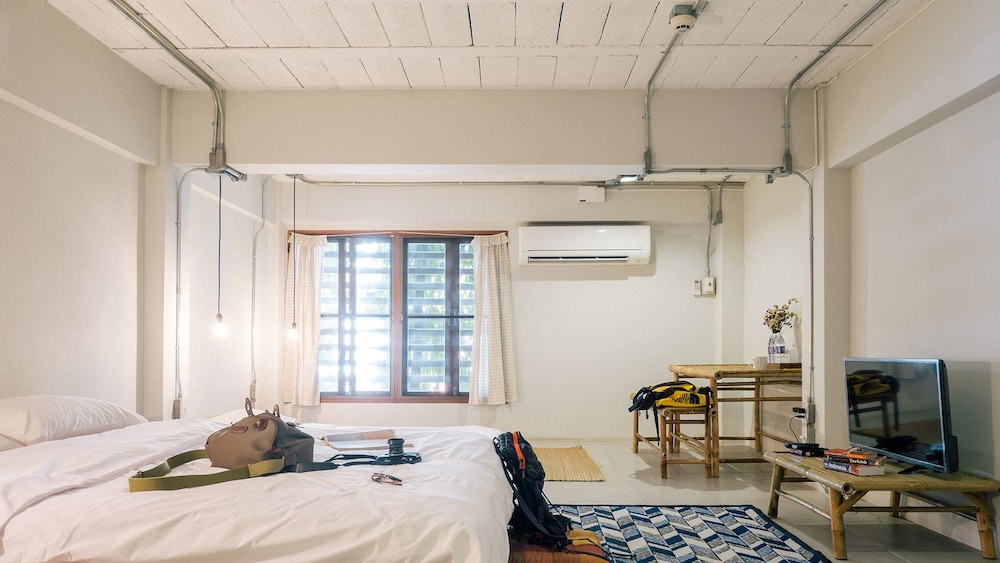 3-bed Shared room mattress type (private bathroom)