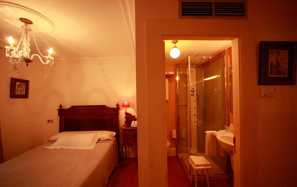 Economy Double Room photo 3