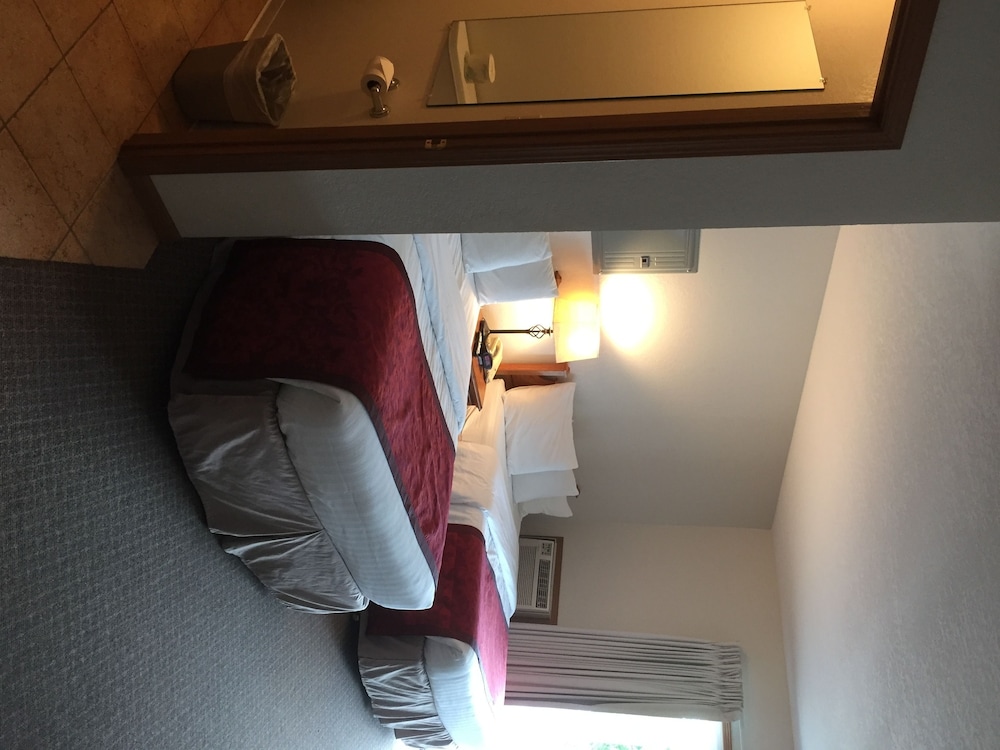 Signature Room, 2 Queen Beds, Refrigerator & Microwave, Pool View photo 2