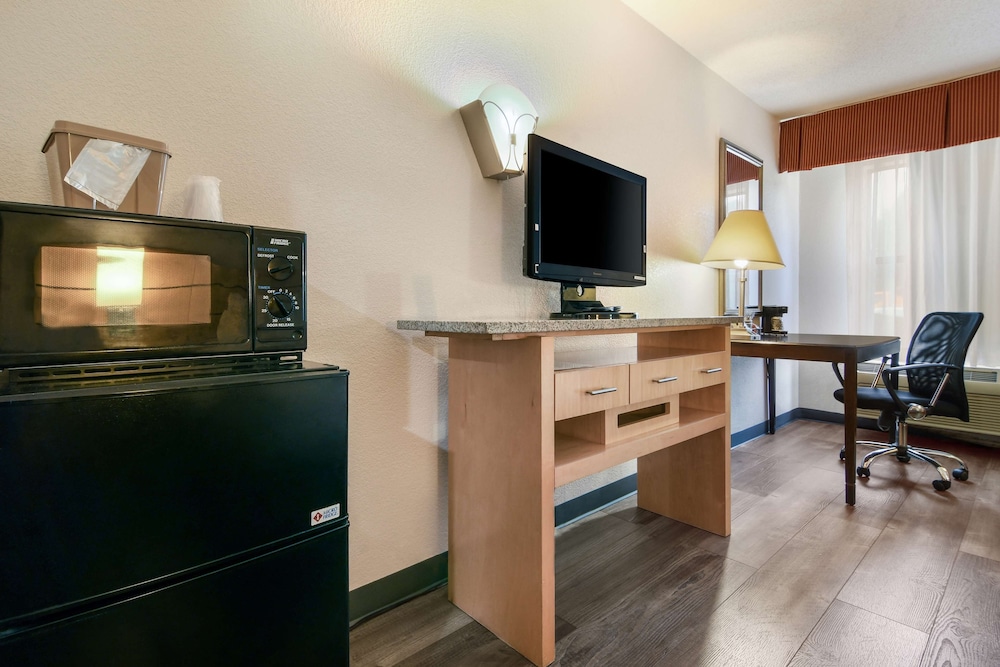 Standard Room, 1 King Bed, Non Smoking, Refrigerator & Microwave - Photo 2