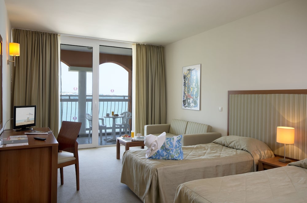 Family Room (Park View (3 Adults + 2 Kids)) photo 2