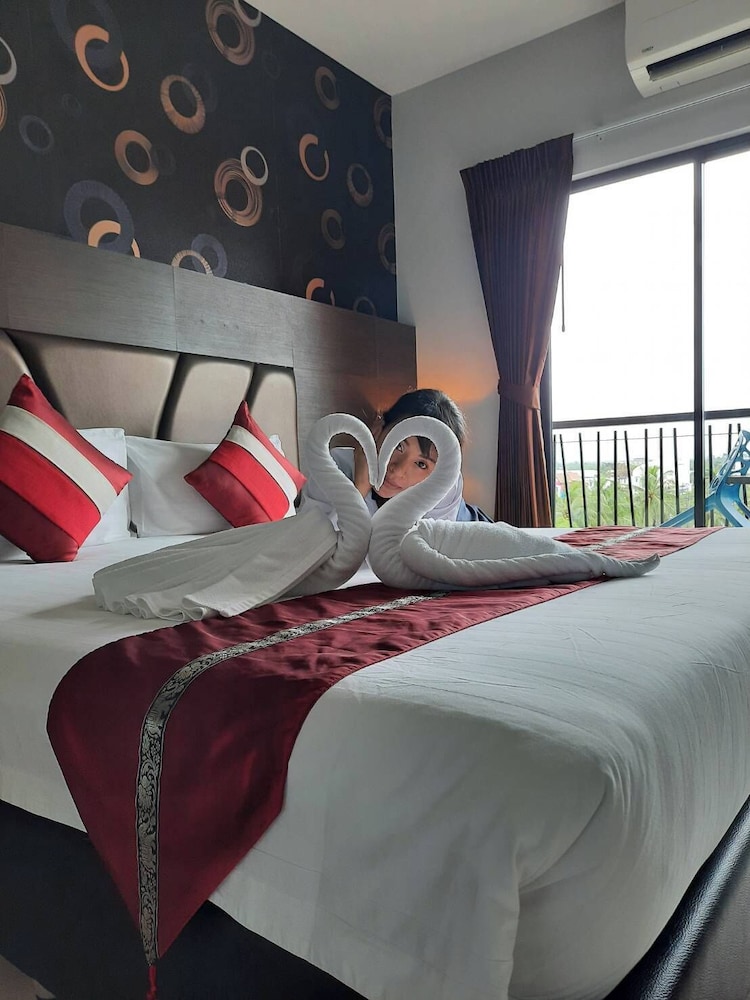 Honeymoon Studio Suite, City View photo 2