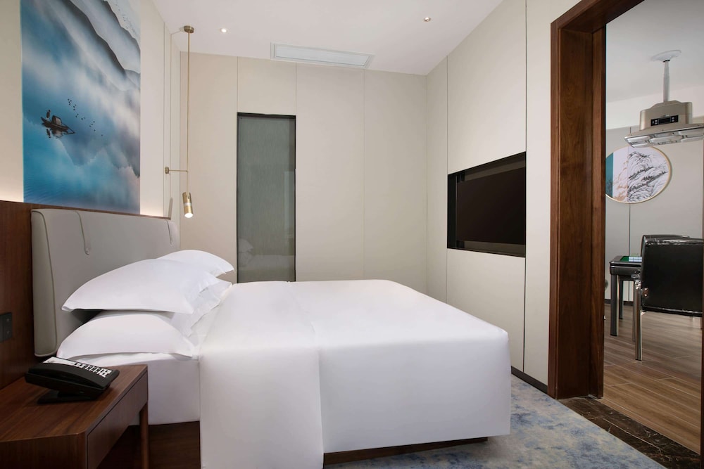 Suite, 1 King Bed, Smoking (Mahjong)